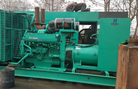 二道发电机组如何判断水冷式机油散热器内部是否需要清洗？